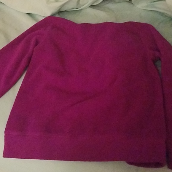 A sweatshirt - Picture 2 of 4